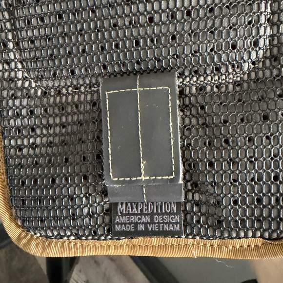 Maxpedition remora gearsling Khaki Bag. Lots of pockets and holders. Euc. - Picture 7 of 8